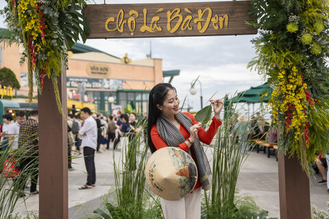Kỳ lạ đi chợ bằng lá thay tiền tại núi Bà Đen, Tây Ninh 